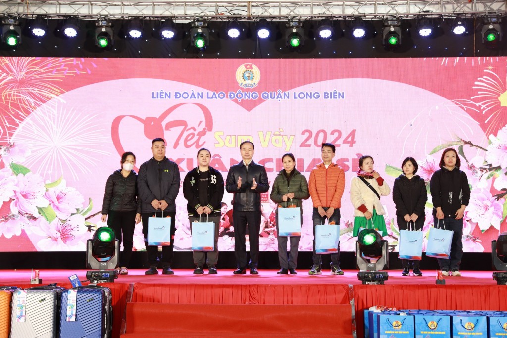 2.630 suất quà “Tết Sum vầy - Xuân chia sẻ 2024” đến với đoàn viên Công đoàn quận Long Biên