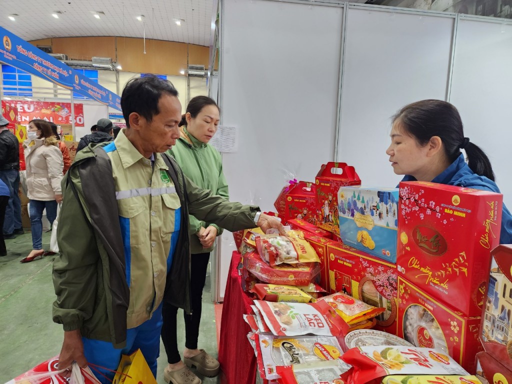 Đoàn viên, người lao động hào hứng mua sắm tại Chợ Tết Công đoàn năm 2024