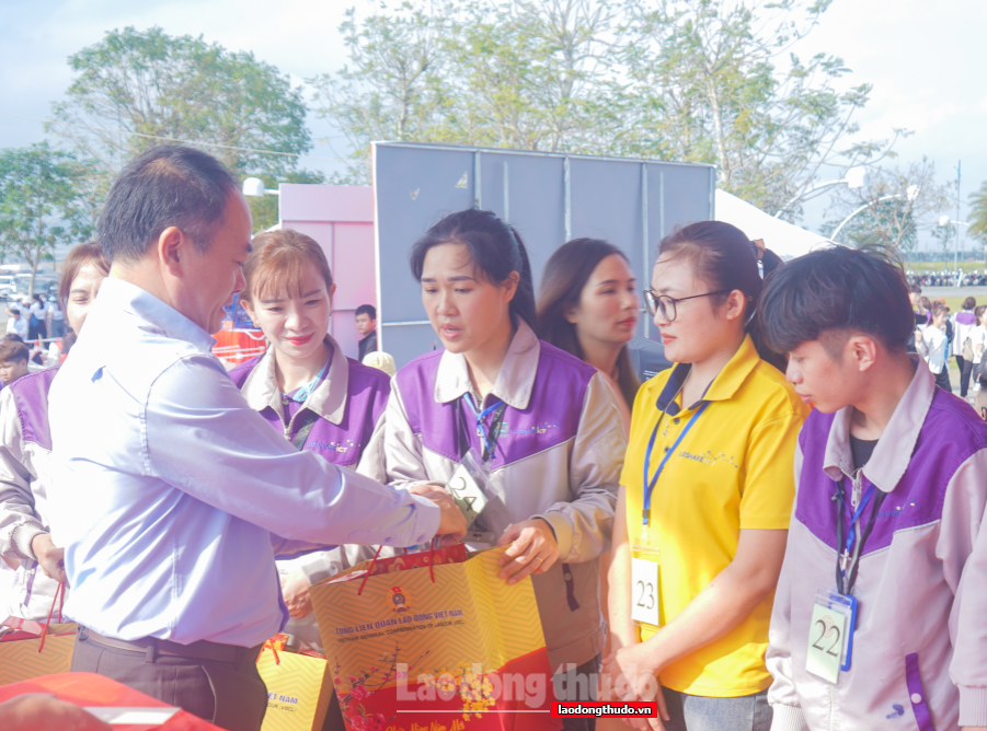 Công đoàn KKT Đông Nam Nghệ An tổ chức “Tết Sum vầy” cho hơn 1.500 người lao động
