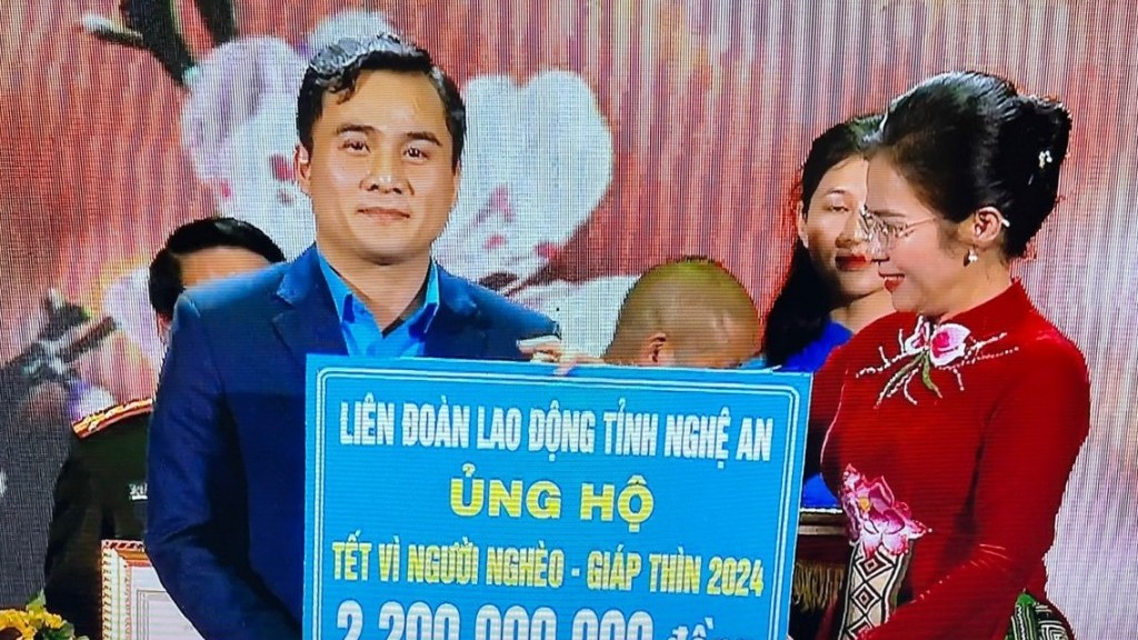 LĐLĐ tỉnh Nghệ An ủng hộ 2,2 tỷ đồng cho chương trình "Tết vì người nghèo"
