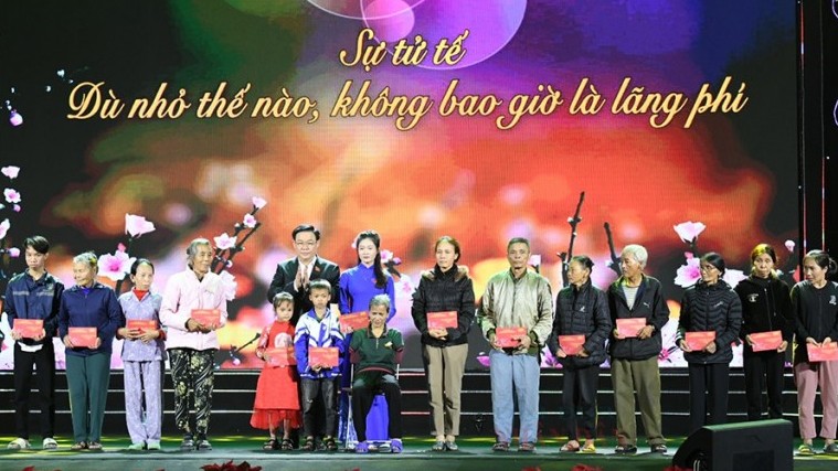 Chủ tịch Quốc hội Vương Đình Huệ tham dự chương trình "Tết vì người nghèo" tại Nghệ An