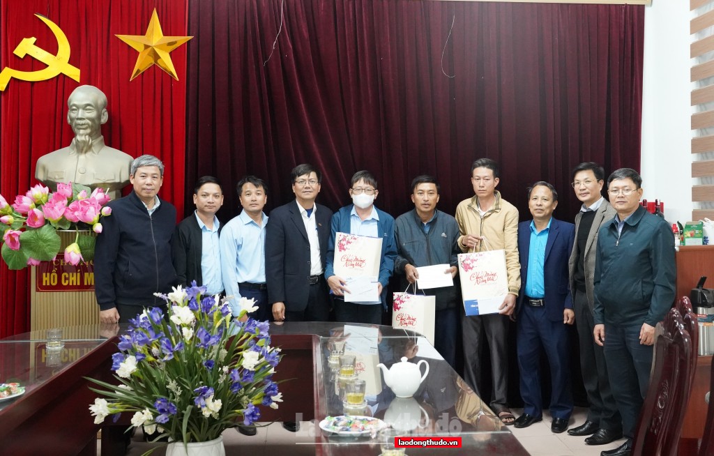 Ngành Đường sắt Việt Nam trao quà cho công nhân lao động tại Nghệ An