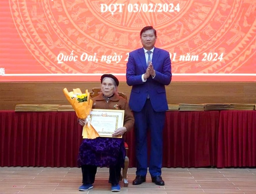 Trưởng ban Dân vận Thành ủy Hà Nội trao Huy hiệu Đảng và tặng quà Tết tại huyện Quốc Oai