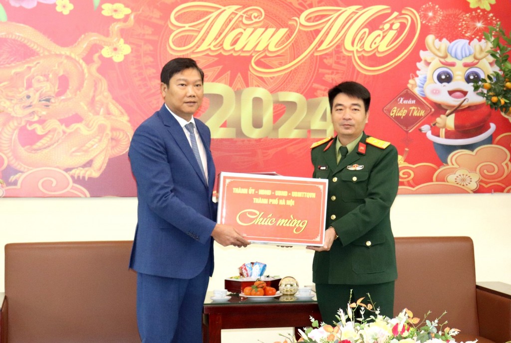 Trưởng ban Dân vận Thành ủy Hà Nội trao Huy hiệu Đảng và tặng quà Tết tại huyện Quốc Oai