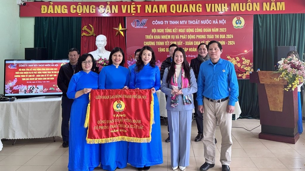Công đoàn Công ty Thoát nước Hà Nội chăm lo người lao động nhân dịp Tết Nguyên đán