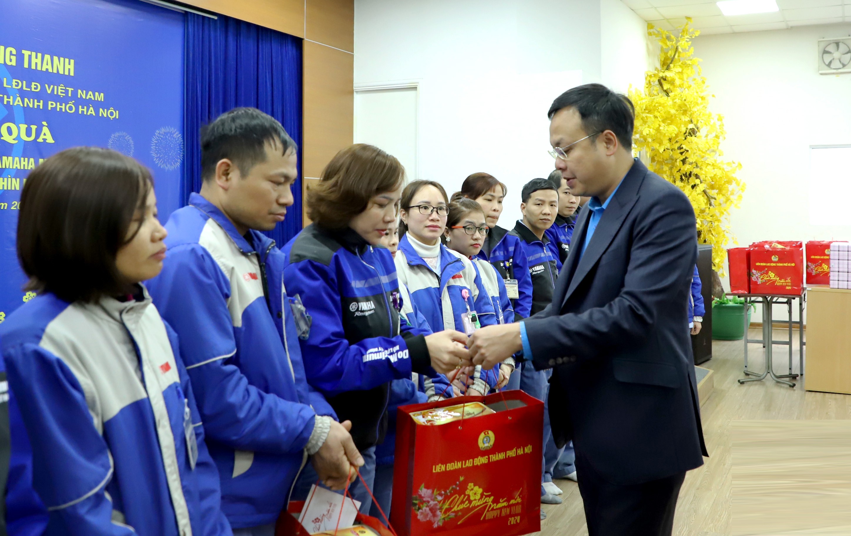 Chủ tịch LĐLĐ thành phố Hà Nội Phạm Quang Thanh thăm, tặng quà Tết cho công nhân