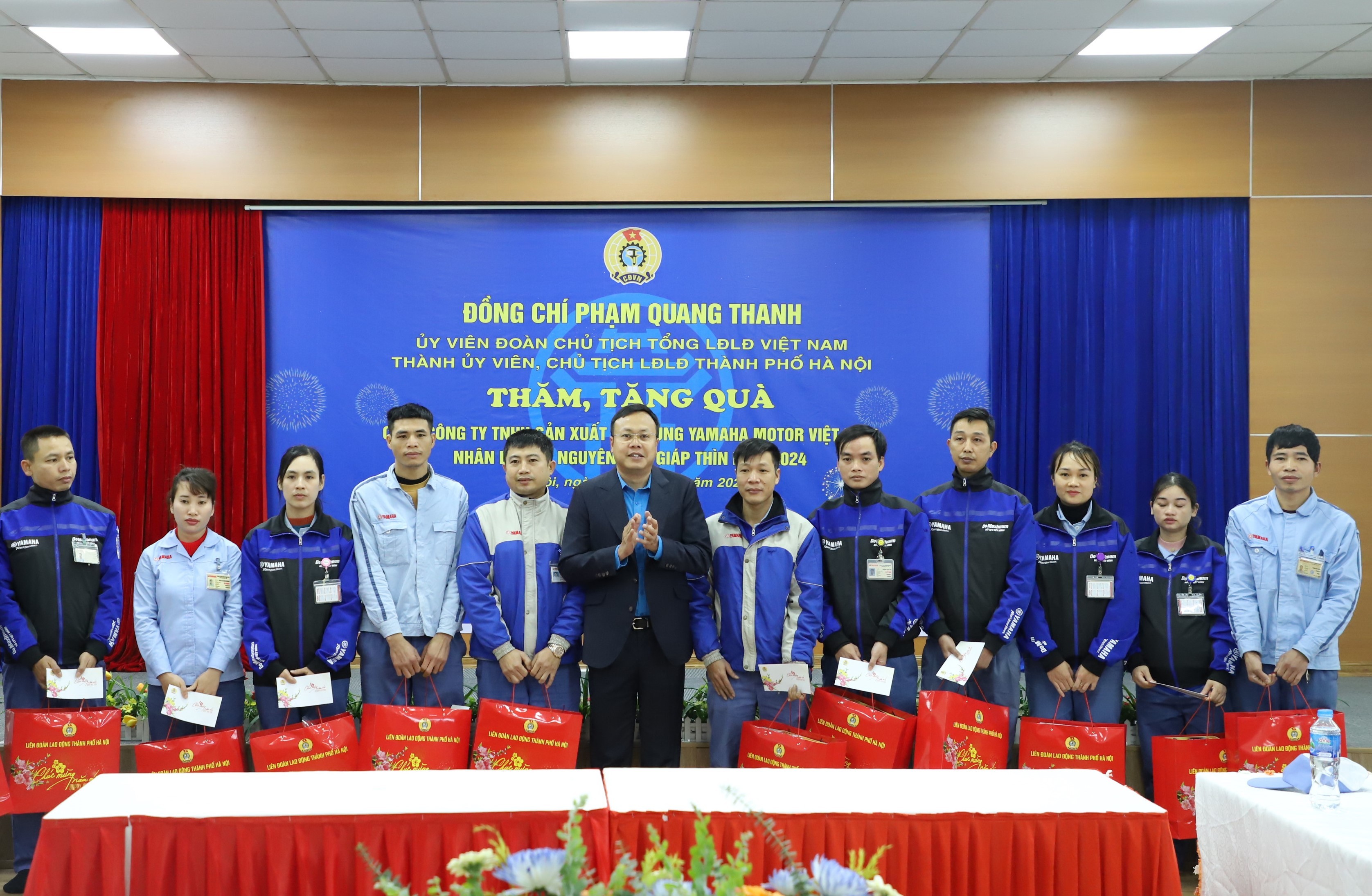 Chủ tịch LĐLĐ thành phố Hà Nội Phạm Quang Thanh thăm, tặng quà Tết cho công nhân