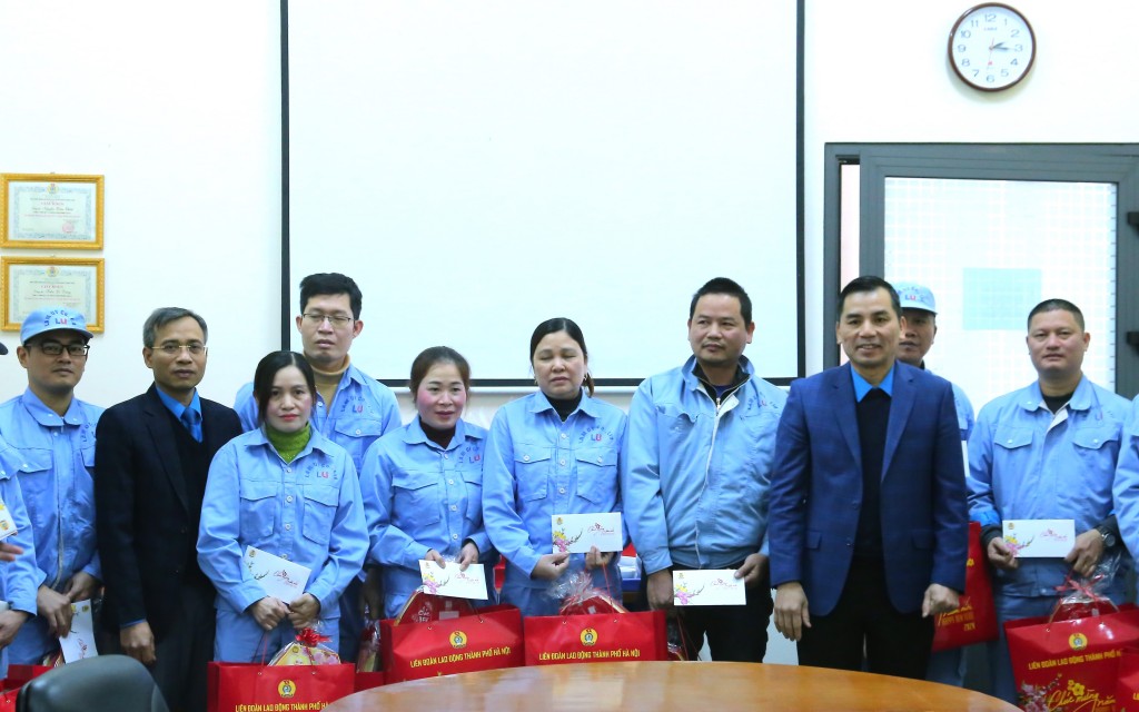 Phó Chủ tịch Thường trực LĐLĐ thành phố Hà Nội Lê Đình Hùng tặng quà Tết cho công nhân lao động