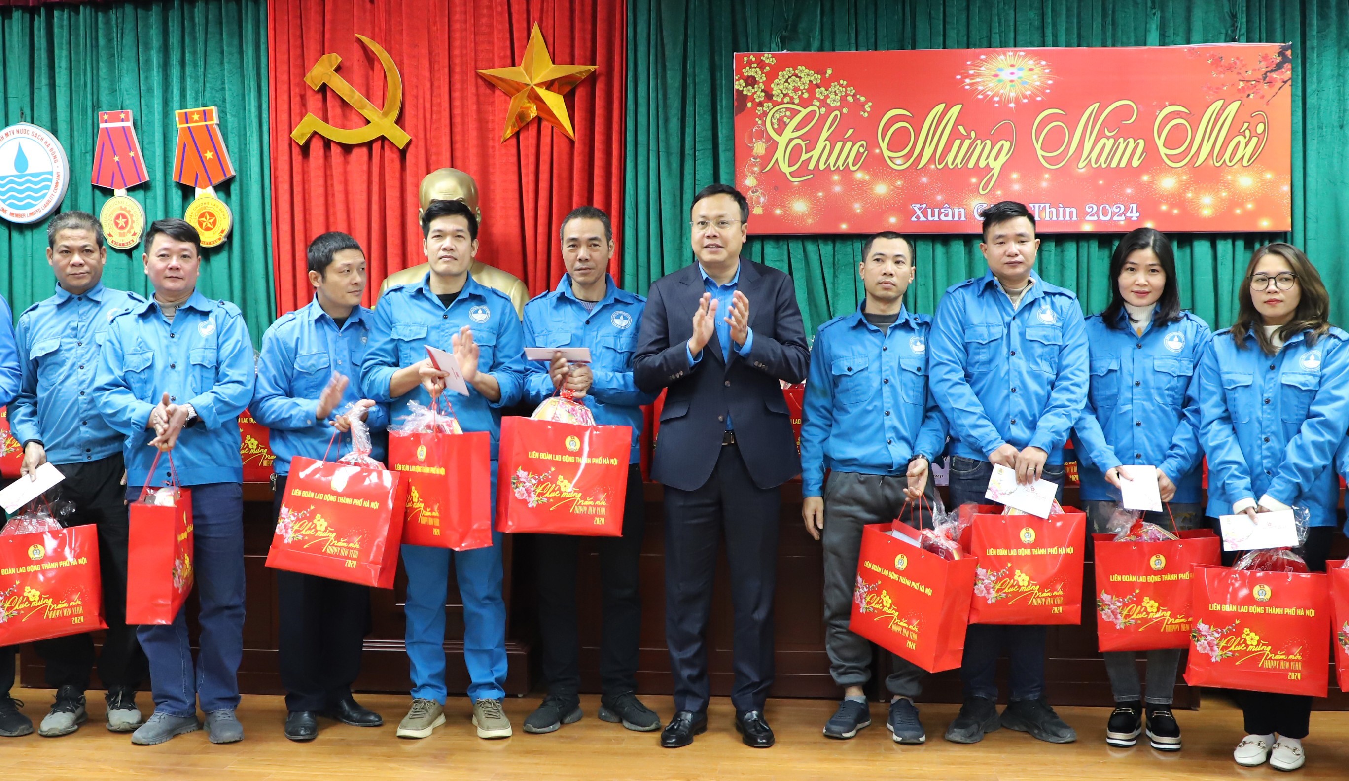 Lãnh đạo LĐLĐ thành phố Hà Nội thăm, tặng quà Tết cho công nhân ngành Xây dựng