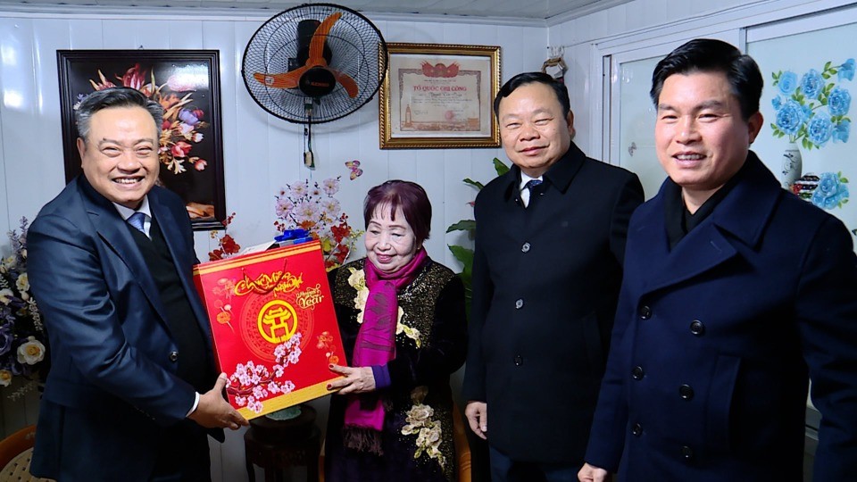 Chủ tịch UBND thành phố Hà Nội thăm, chúc Tết các gia đình chính sách