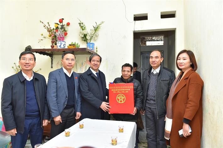 Đoàn Đại biểu Quốc hội Hà Nội thăm và tặng quà người nghèo huyện Thanh Trì