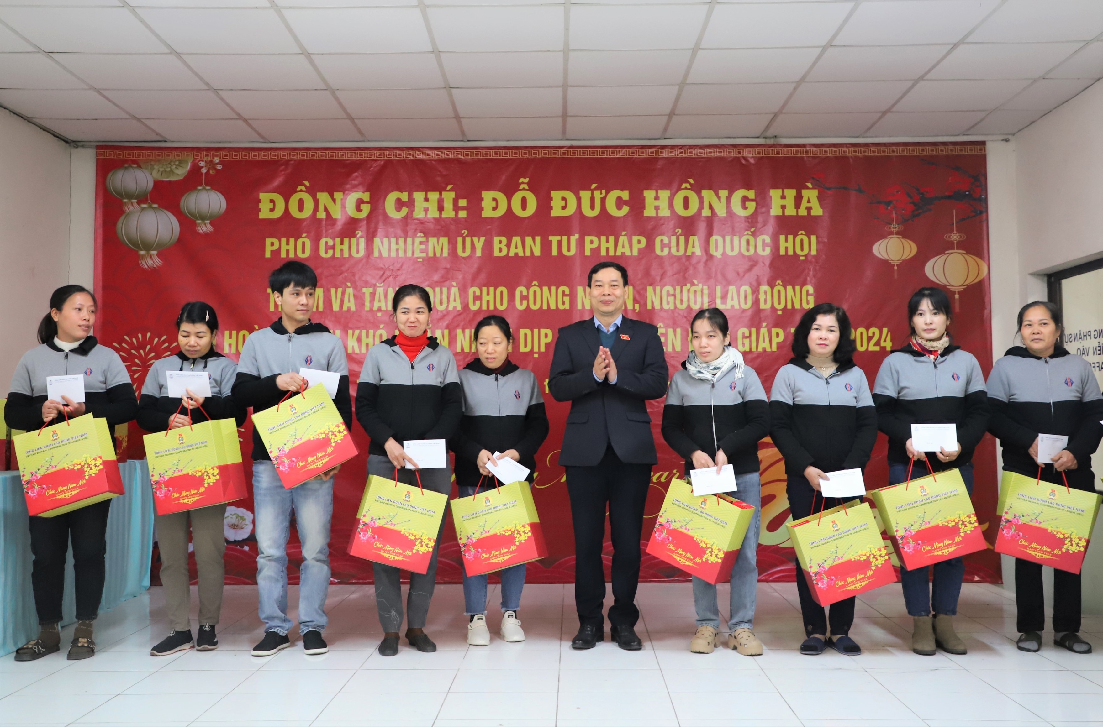 Đại biểu Quốc hội tặng quà Tết cho người lao động tại huyện Thanh Oai