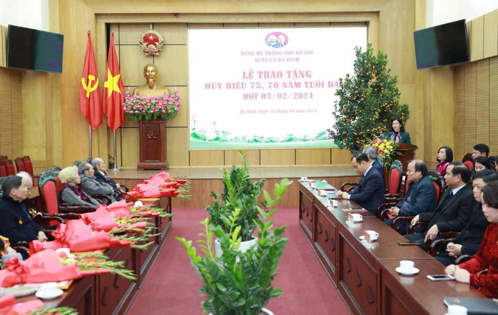 Phó Bí thư Thường trực Thành ủy Hà Nội trao Huy hiệu Đảng tại quận Ba Đình