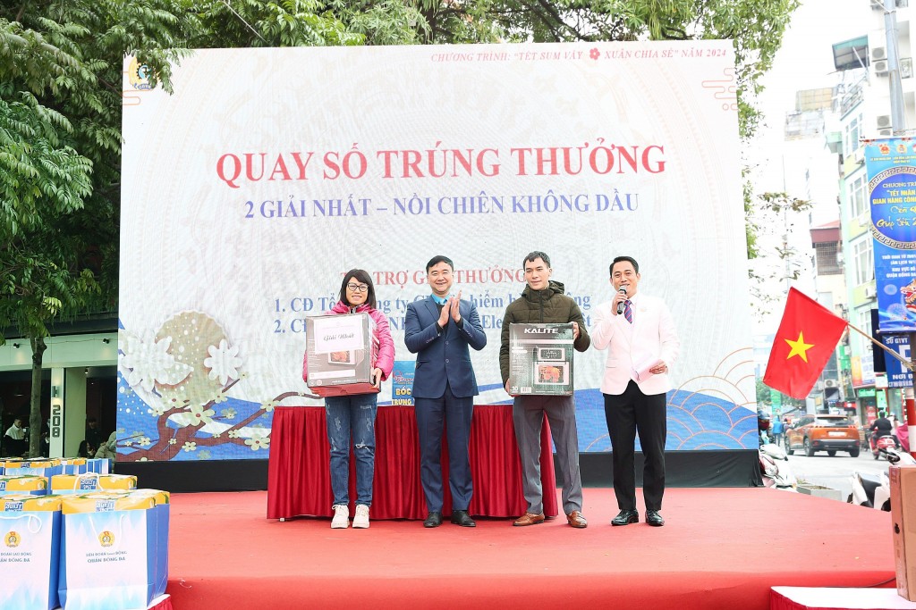 Hình ảnh: Đoàn viên, người lao động quận Đống Đa rộn ràng vui Tết sum vầy 2024