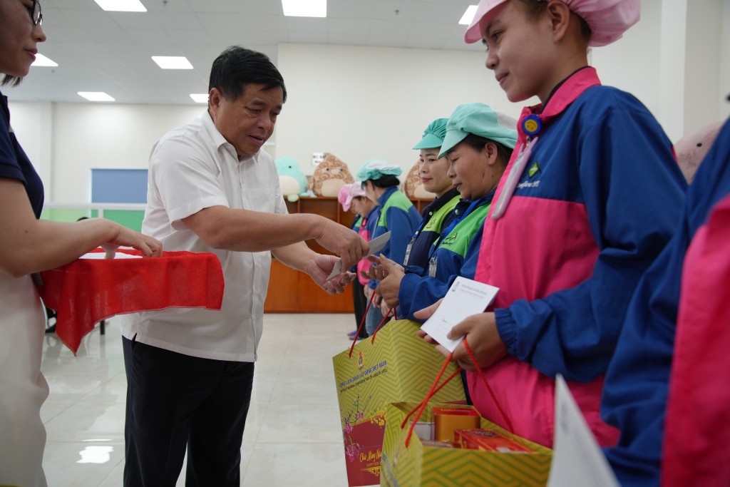 Bộ trưởng Nguyễn Chí Dũng thăm và tặng quà người lao động khó khăn tại Ninh Thuận