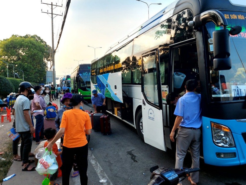 TP.HCM: Người dân đổ ra đường đón xe về quê nghỉ Tết Nguyên đán