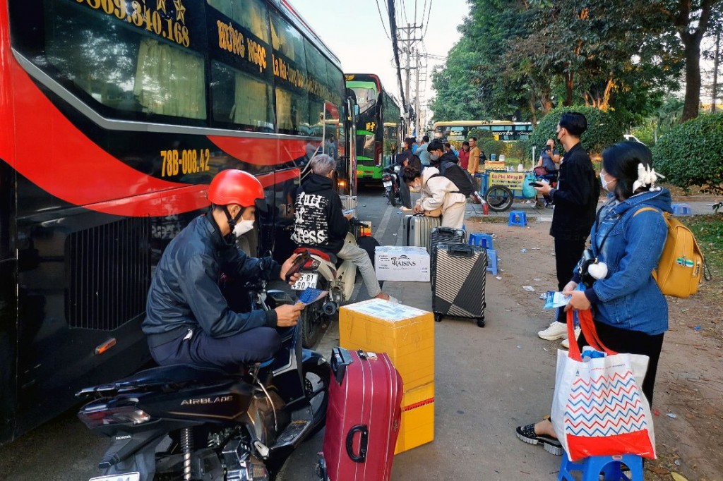 TP.HCM: Người dân đổ ra đường đón xe về quê nghỉ Tết Nguyên đán
