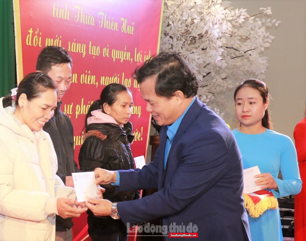 LĐLĐ Thừa Thiên Huế trao 300 suất quà trị giá 230 triệu đồng cho người lao động