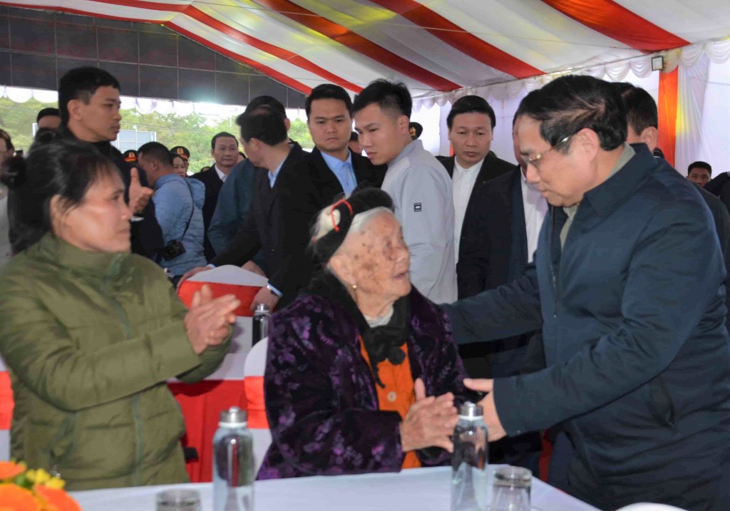 Thủ tướng thăm, tặng quà Tết cho các gia đình chính sách và người lao động tại Thanh Hoá