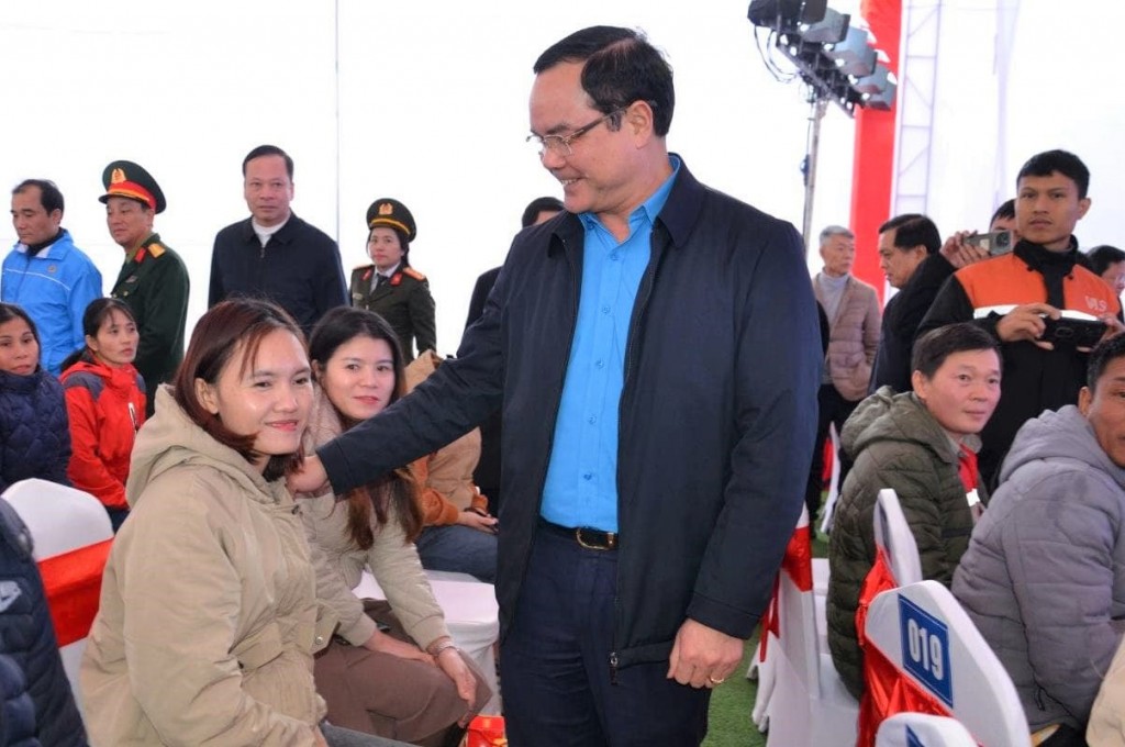 Thủ tướng thăm, tặng quà Tết cho các gia đình chính sách và người lao động tại Thanh Hoá