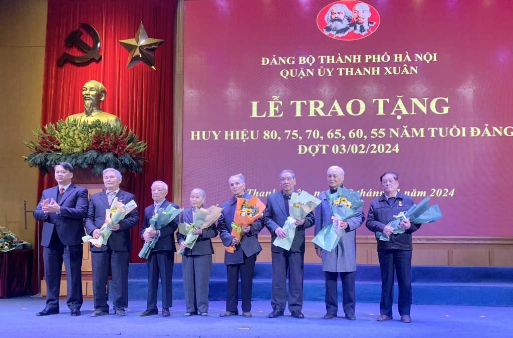 Quận Thanh Xuân trao Huy hiệu Đảng tặng 452 đảng viên