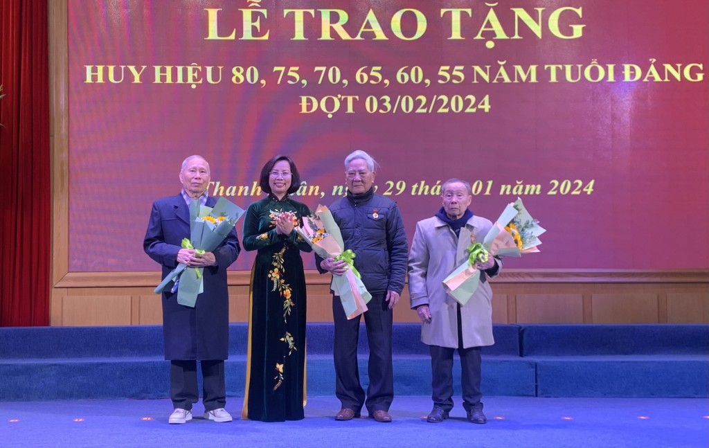 Quận Thanh Xuân trao Huy hiệu Đảng tặng 452 đảng viên