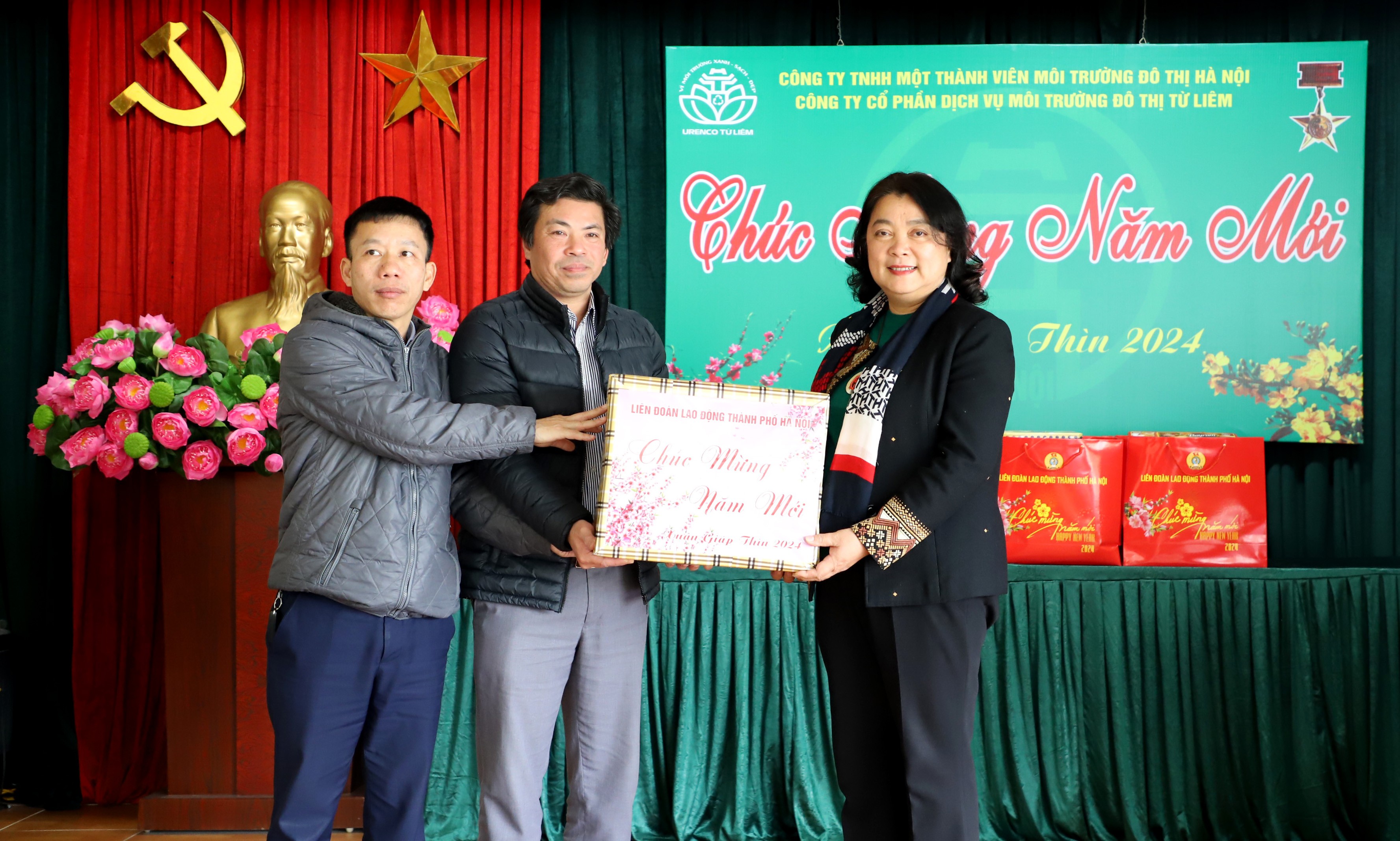 Phó Chủ tịch LĐLĐ thành phố Hà Nội Nguyễn Thị Thu Thủy thăm, tặng quà Tết cho người lao động