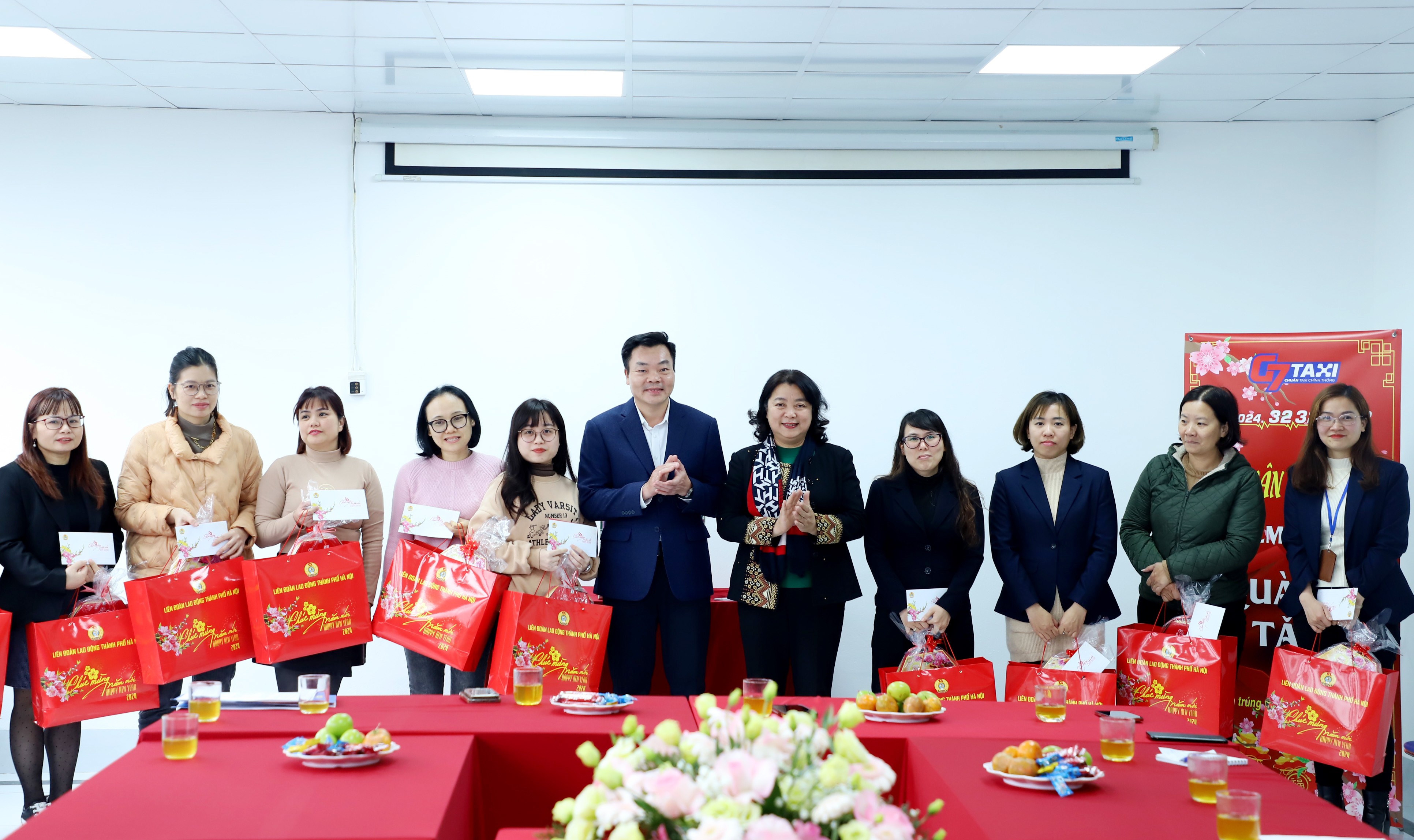 Phó Chủ tịch LĐLĐ thành phố Hà Nội Nguyễn Thị Thu Thủy thăm, tặng quà Tết cho người lao động