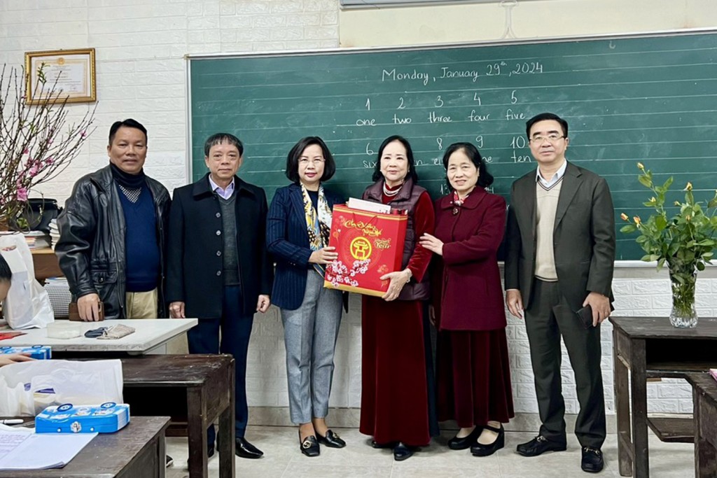 Bí thư Quận ủy Thanh Xuân thăm, tặng quà các gia đình chính sách
