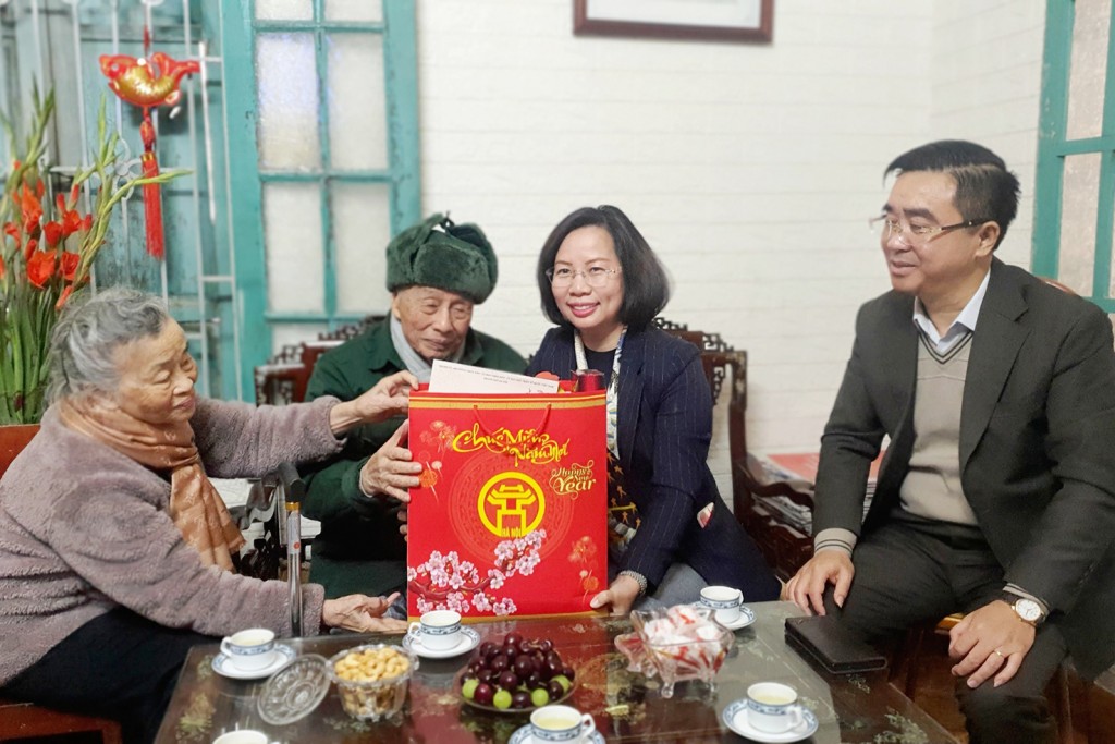 Bí thư Quận ủy Thanh Xuân thăm, tặng quà các gia đình chính sách