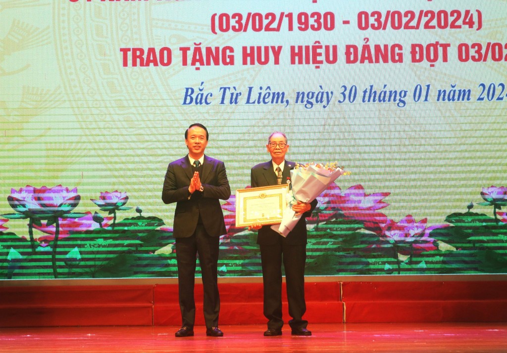 Quận Bắc Từ Liêm trao tặng Huy hiệu Đảng cho 300 đảng viên lão thành