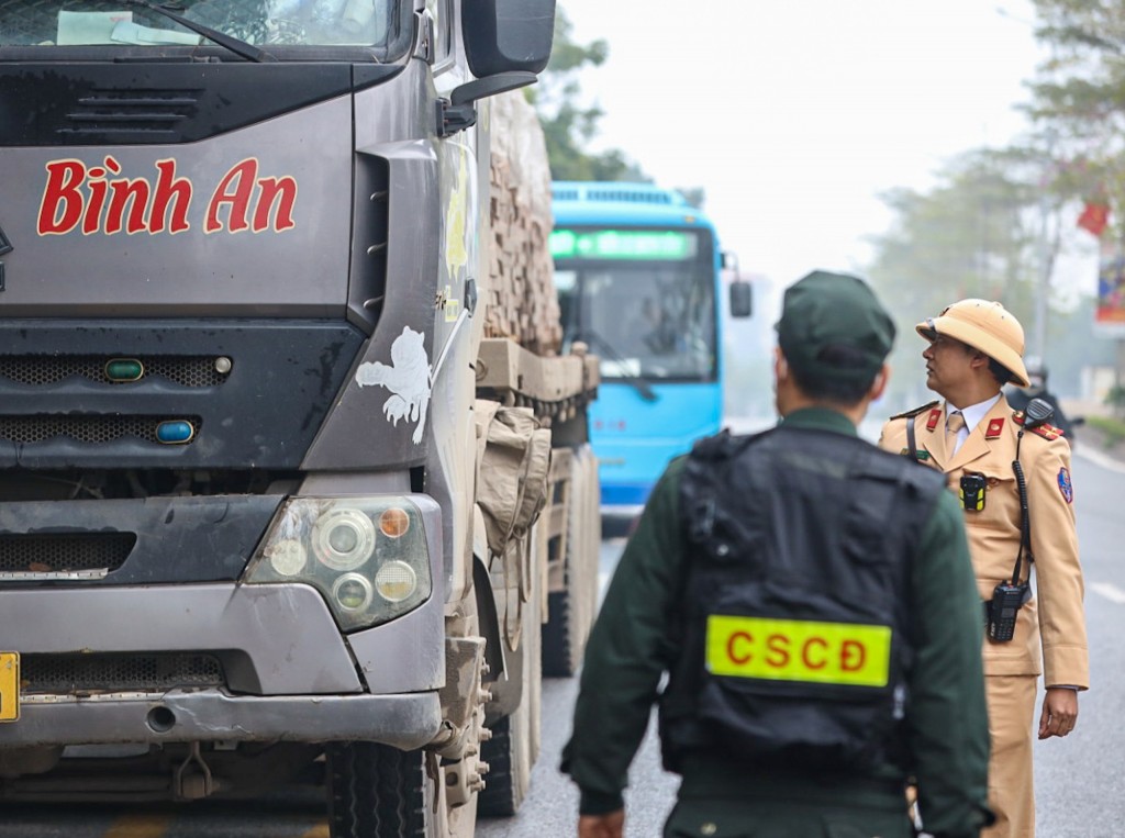 Công an Hà Nội xử lý nhiều vi phạm trên các tuyến quốc lộ