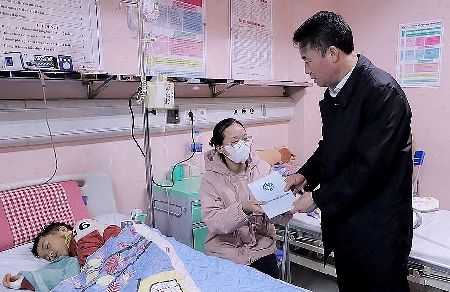 Bảo hiểm xã hội Việt Nam sưởi ấm trái tim bệnh nhân
