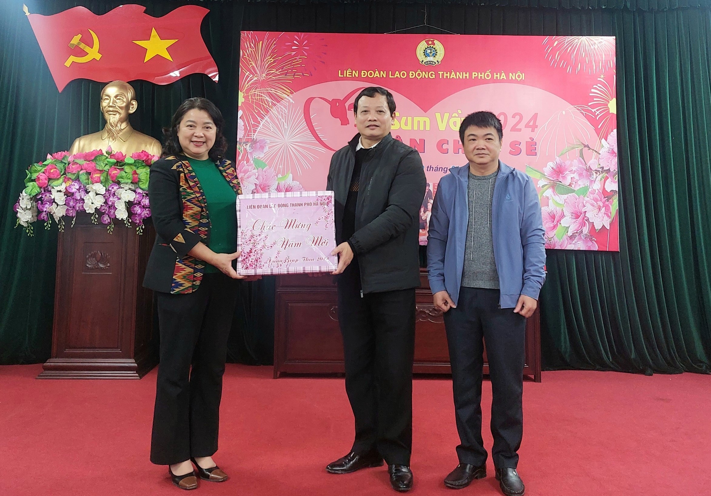 Lãnh đạo LĐLĐ thành phố Hà Nội thăm, tặng quà Tết cho công nhân khó khăn