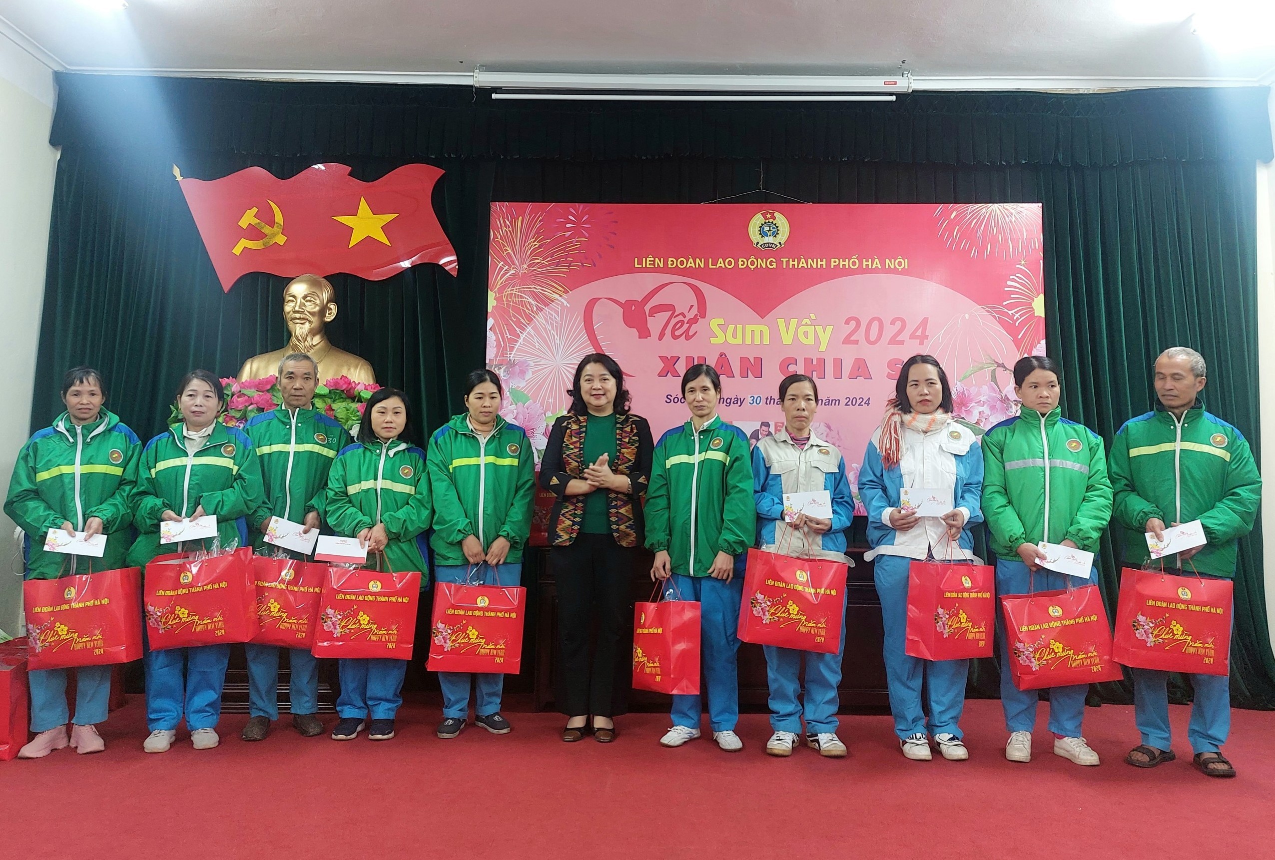 Lãnh đạo LĐLĐ thành phố Hà Nội thăm, tặng quà Tết cho công nhân khó khăn