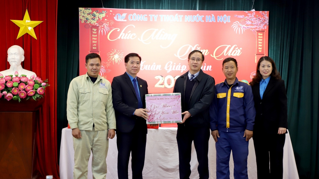 Phó Chủ tịch LĐLĐ thành phố Hà Nội Nguyễn Huy Khánh thăm, tặng quà Tết cho công nhân