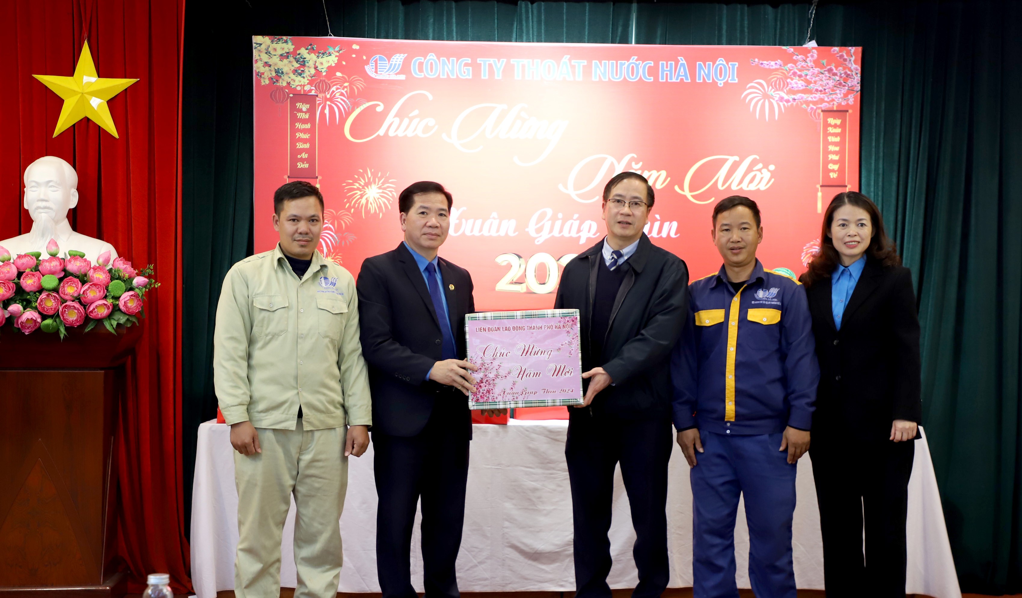 Phó Chủ tịch LĐLĐ thành phố Hà Nội Nguyễn Huy Khánh thăm, tặng quà Tết cho công nhân