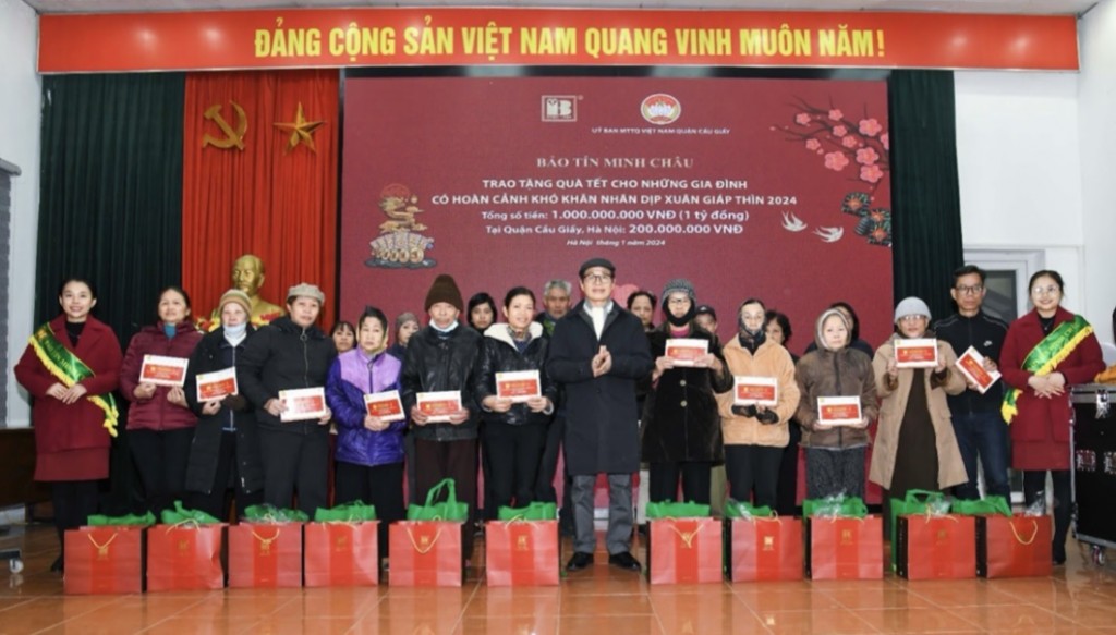 Công ty Bảo Tín Minh Châu trao quà Tết cho các gia đình có hoàn cảnh khó khăn