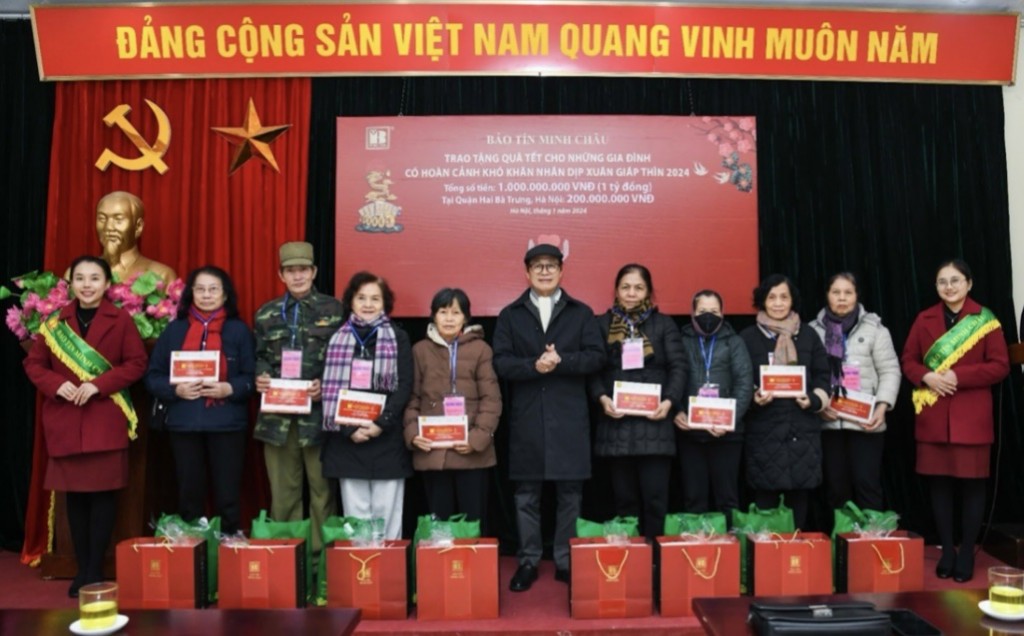 Công ty Bảo Tín Minh Châu trao quà Tết cho các gia đình có hoàn cảnh khó khăn