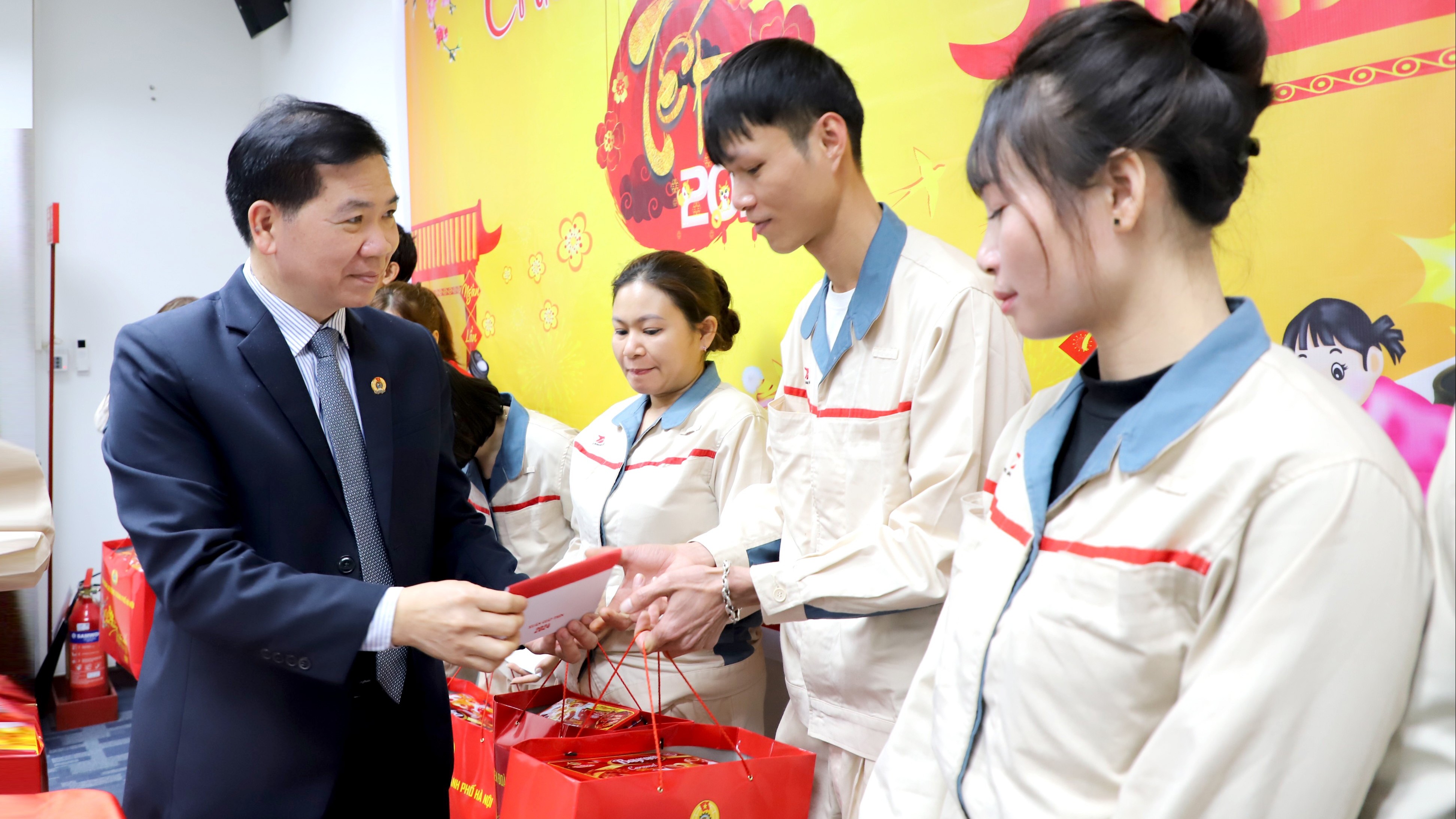 Lãnh đạo LĐLĐ thành phố Hà Nội thăm, tặng quà Tết cho người lao động ngành Công Thương