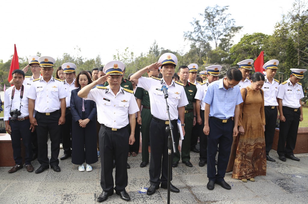 Đoàn công tác Vùng 2 Hải quân thăm, chúc Tết quân, dân huyện Côn Đảo