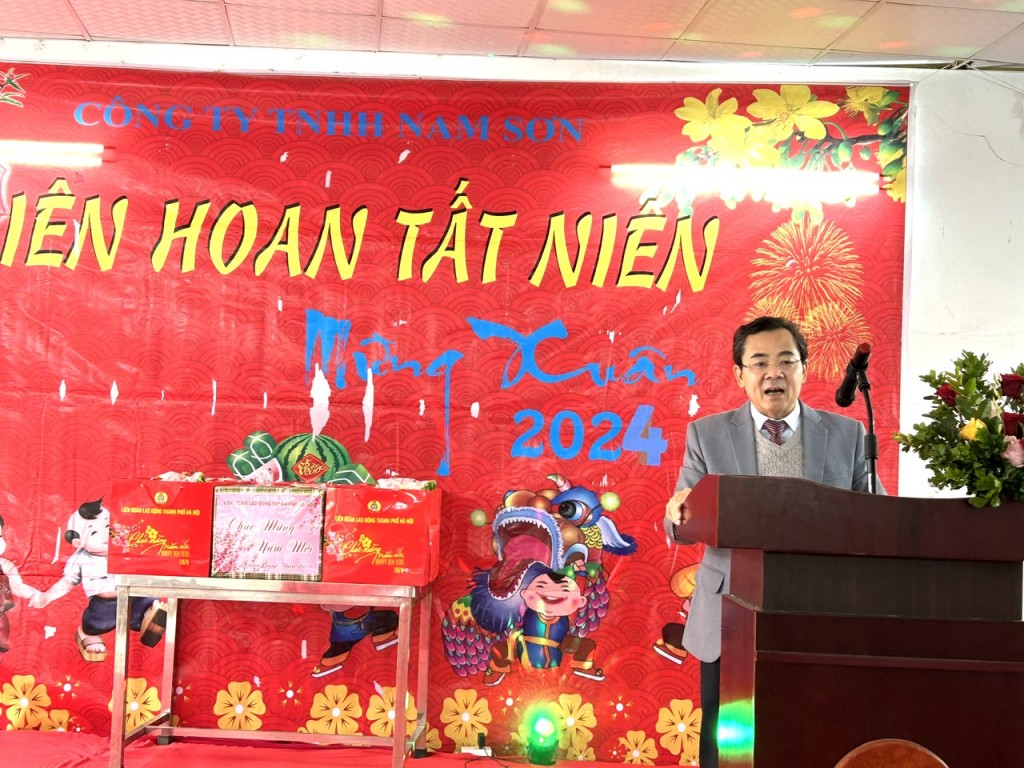 Lãnh đạo Liên đoàn Lao động thành phố Hà Nội thăm, tặng quà Tết cho công nhân dệt may