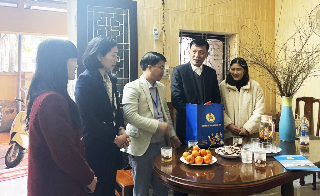 LĐLĐ quận Long Biên thăm, tặng quà đoàn viên có hoàn cảnh khó khăn, không về quê đón Tết