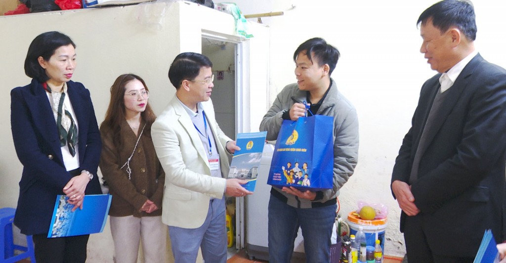 LĐLĐ quận Long Biên thăm, tặng quà đoàn viên có hoàn cảnh khó khăn, không về quê đón Tết