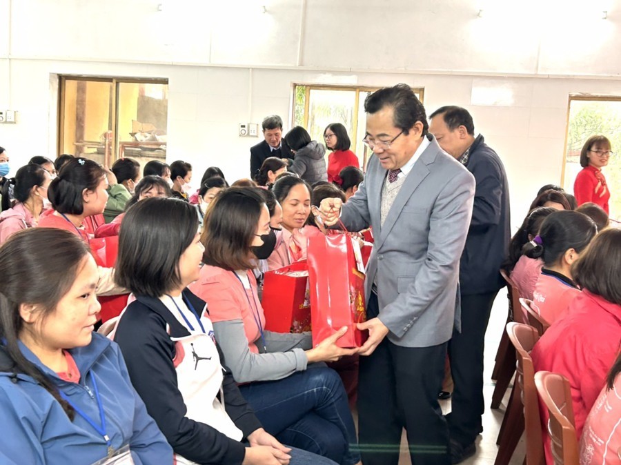 Lãnh đạo Liên đoàn Lao động thành phố Hà Nội thăm, tặng quà Tết cho công nhân dệt may