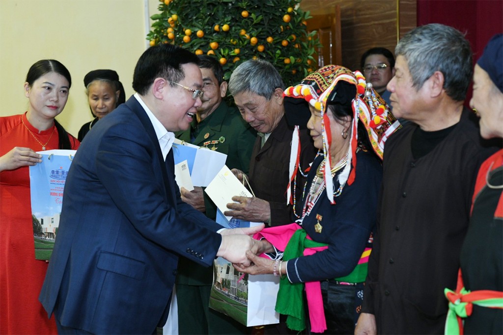 Chủ tịch Quốc hội thăm, chúc Tết người có công, hộ nghèo và công nhân lao động tỉnh Yên Bái