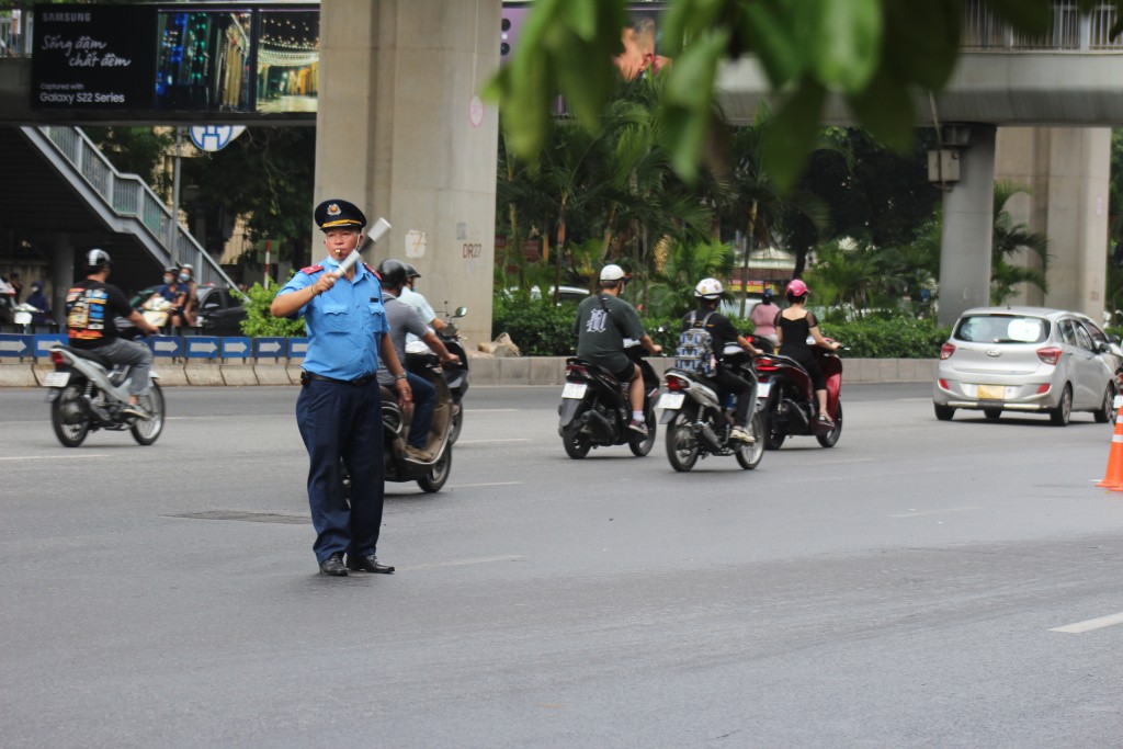 Từ hôm nay (13/3) cấm xe máy, xe thô sơ qua cầu Mai Dịch