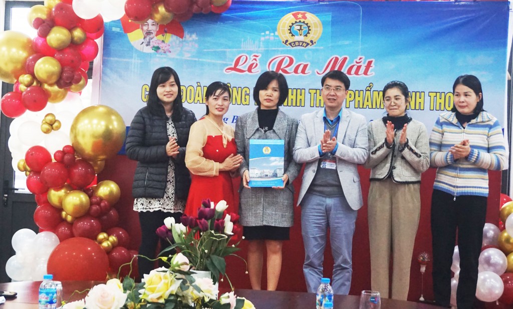 LĐLĐ quận Long Biên: Ra mắt Công đoàn Công ty TNHH Thực phẩm Minh Thoa