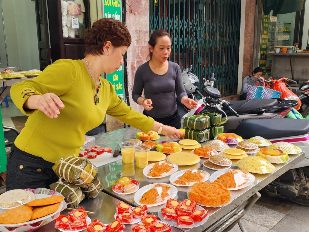 Gà cánh tiên ngậm hoa hồng, giá nửa triệu đồng hút khách mua