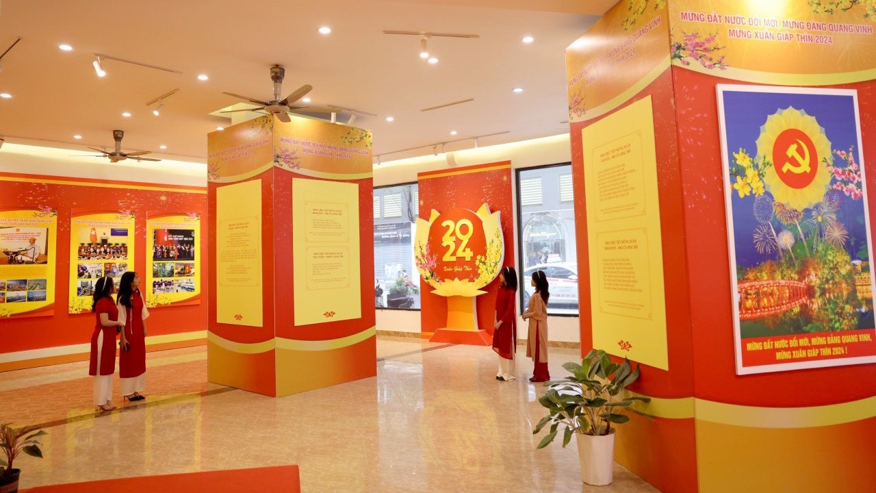 Hà Nội: Tổ chức triển lãm ảnh chào mừng 94 năm ngày thành lập Đảng